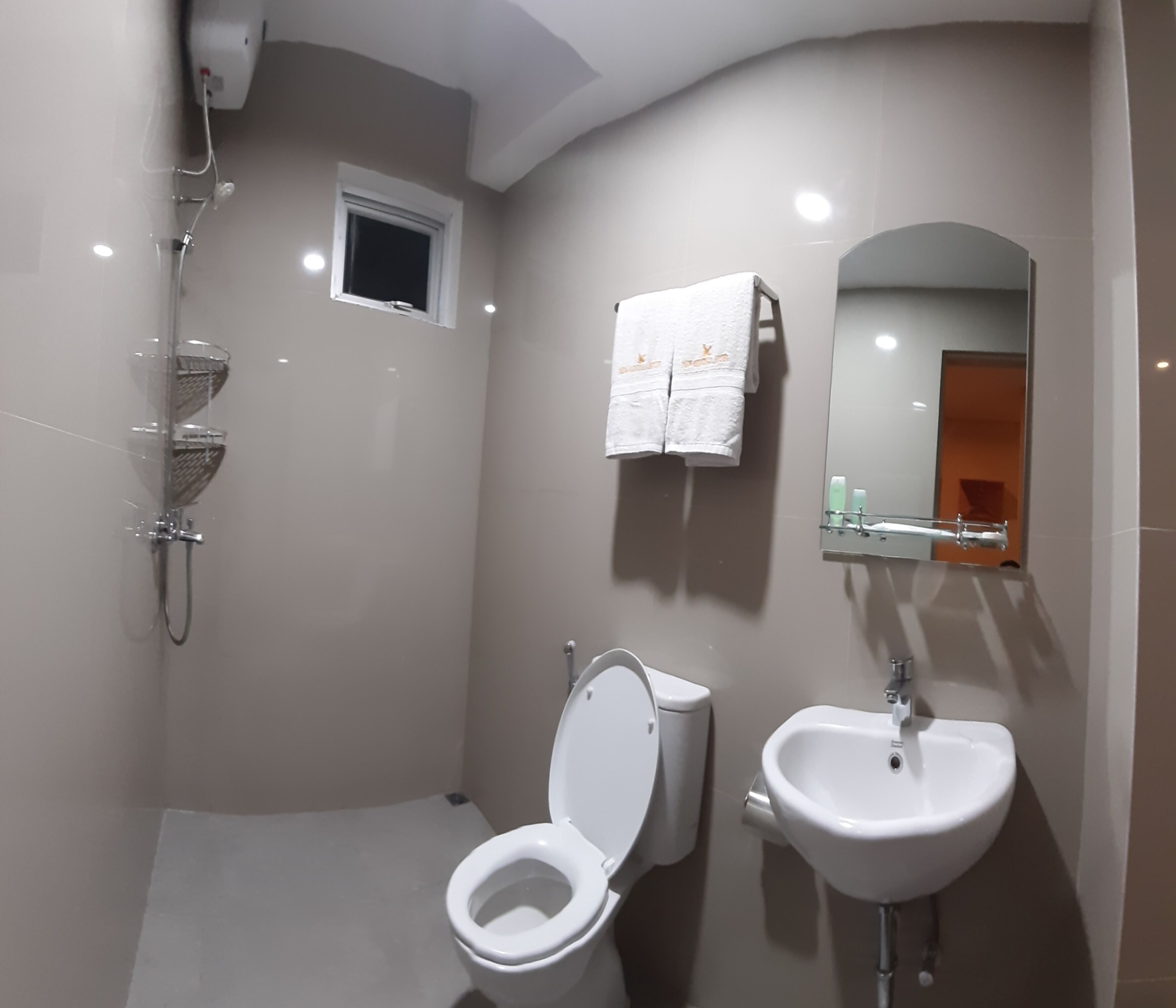 淋浴设施、拖鞋、毛巾