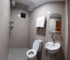 Doccia, pantofole, asciugamani