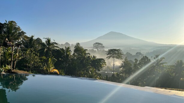 Ein Pool mit freiem Blick auf eine Bergkulisse.