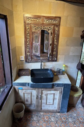 Villa, 1 habitación (Herritage Wooden House) | Baño | Ducha, secador de pelo, zapatillas y toallas