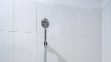 Standard-Doppelzimmer | Badezimmer | Dusche, Regendusche, kostenlose Toilettenartikel, Handtücher