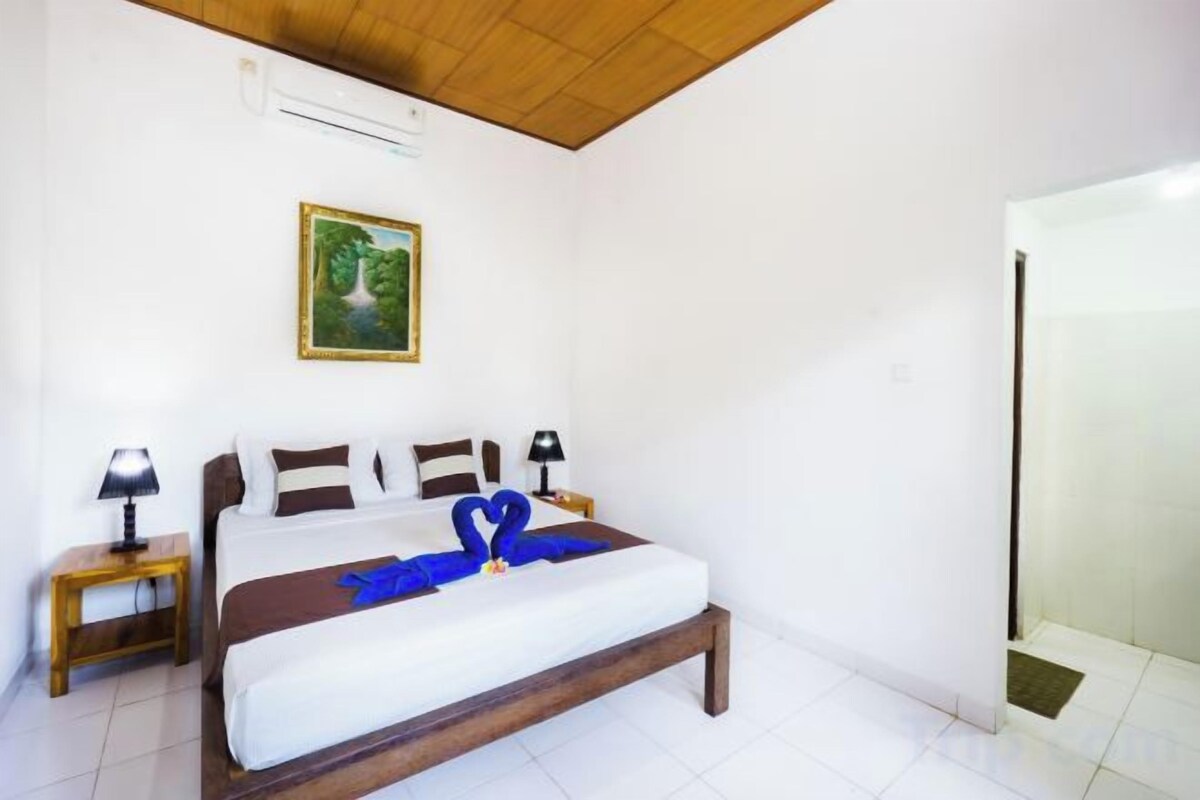 Escritorio, wifi gratis y ropa de cama 