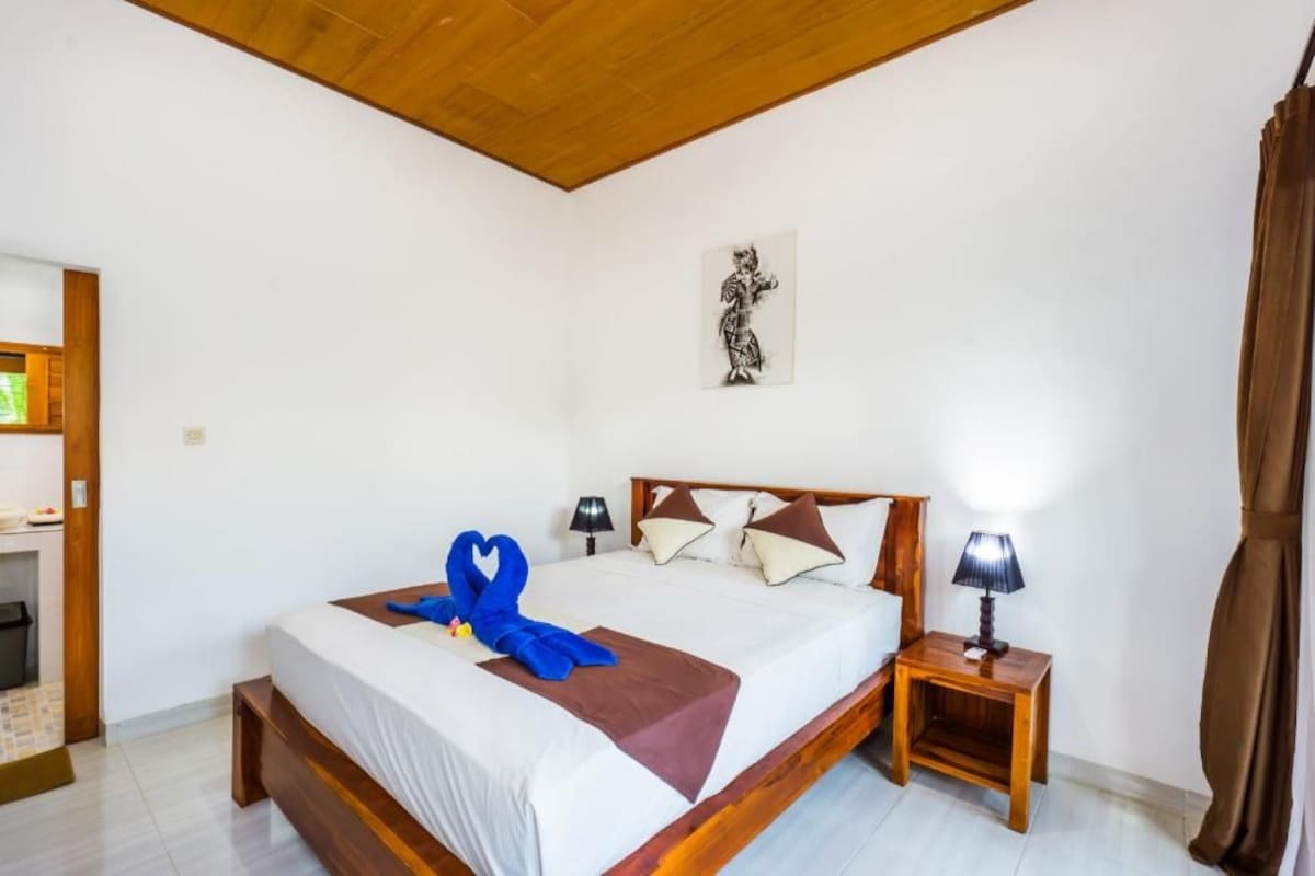 Een bureau, gratis wifi, beddengoed