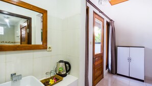 Ein Badezimmer mit Waschbecken, Spiegel und Schrank.