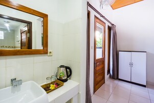 Escritorio, wifi gratis y ropa de cama 