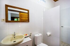 Standard Twin Room | Bathroom | Shower, rainfall showerhead, free toiletries, towels - Nusa Bagus Homestay (Lembongan Island)