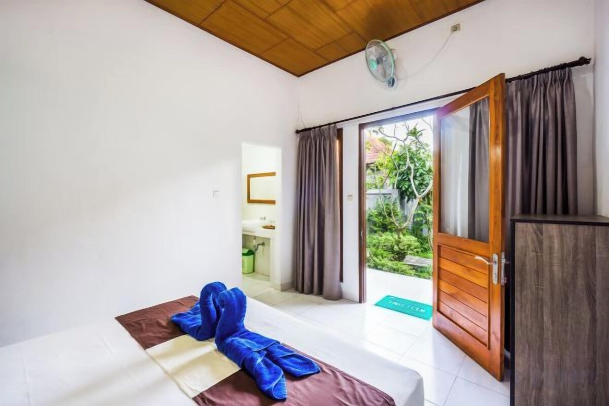 Desk, WiFi (free), bed sheets