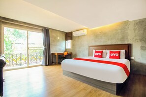 Bàn, truy cập Internet không dây miễn phí, bộ trải giường 