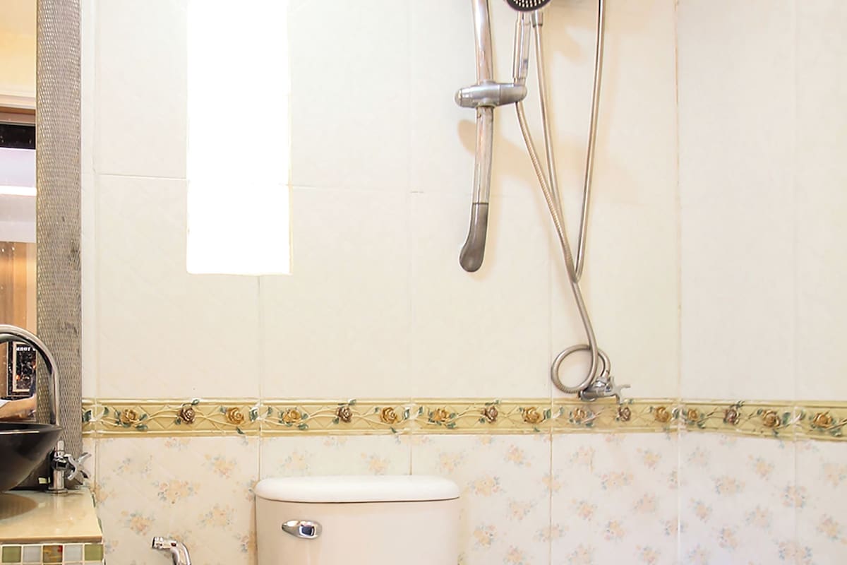 Bathroom | Shower, free toiletries, hair dryer, towels