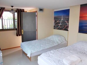 Habitación estándar con 2 camas individuales | Escritorio, wifi gratis y ropa de cama 
