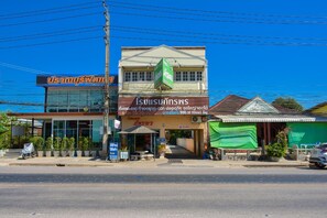 A building with a sign that reads "Usanyswand" and another sign that says "Isdisunansws". - Pattaraporn Hotel (Pranburi)