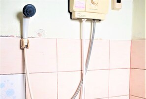 Regadera, amenidades de baño gratuitas, toallas 