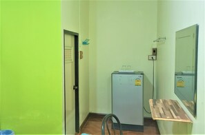 In-room safe, desk, free WiFi, bed sheets - Pattaraporn Hotel (Pranburi)