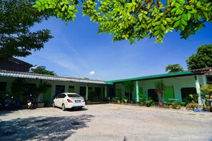 Free self parking - Pattaraporn Hotel (Pranburi)