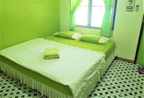 In-room safe, desk, free WiFi, bed sheets - Pattaraporn Hotel (Pranburi)