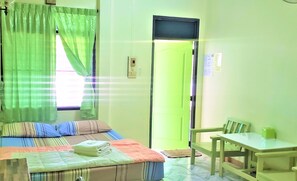 Deluxe Double Room | In-room safe, desk, free WiFi, bed sheets - Pattaraporn Hotel (Pranburi)