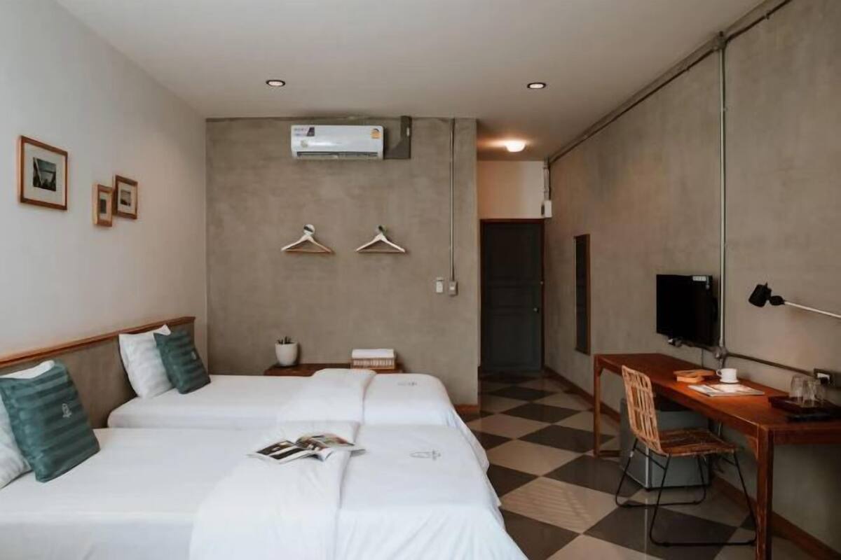 1 habitación, escritorio y ropa de cama