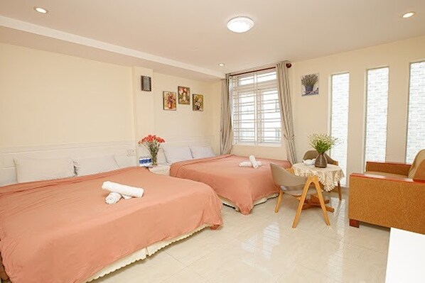 Escritorio, wifi gratis y ropa de cama 