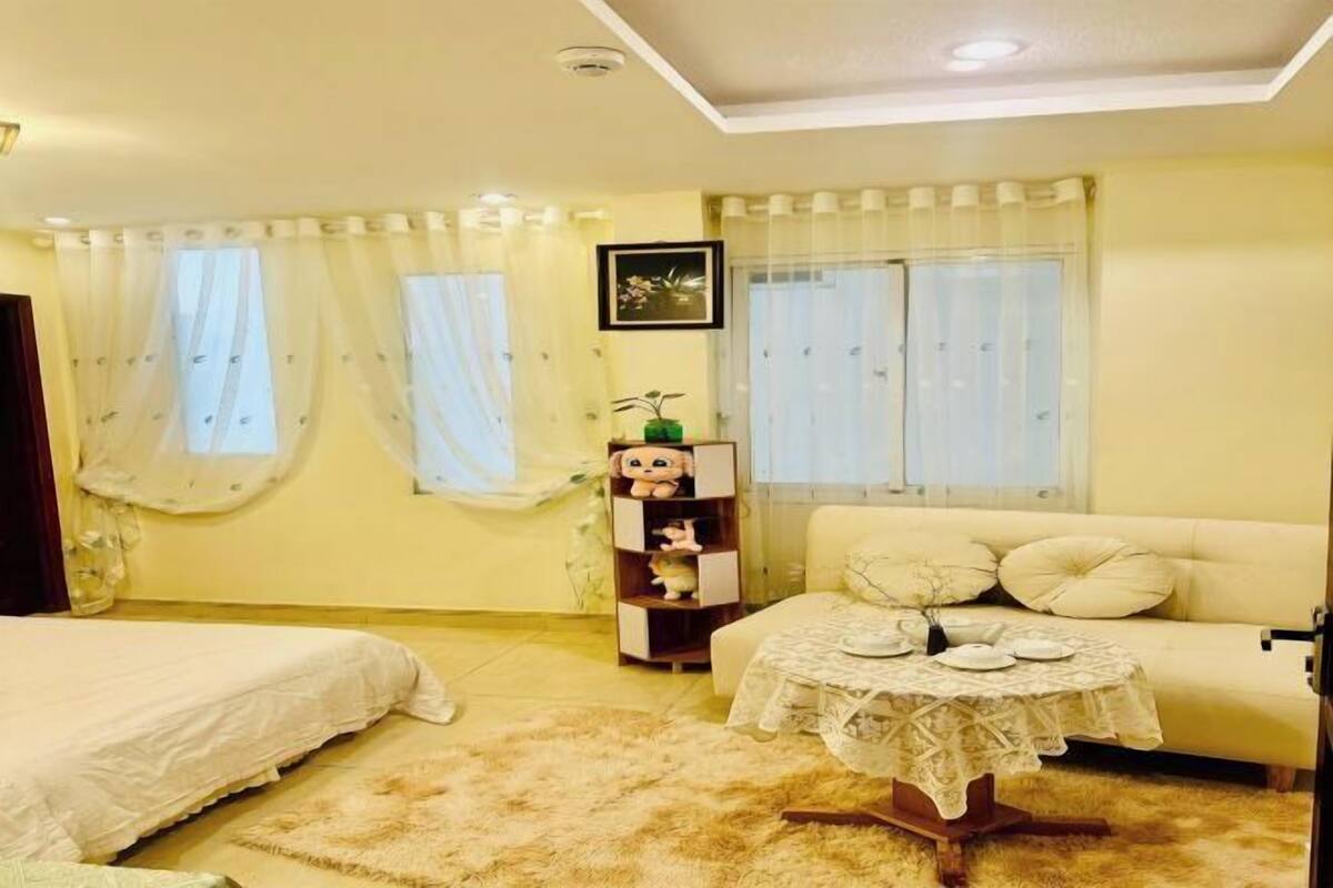 Bàn, truy cập Internet không dây miễn phí, bộ trải giường 