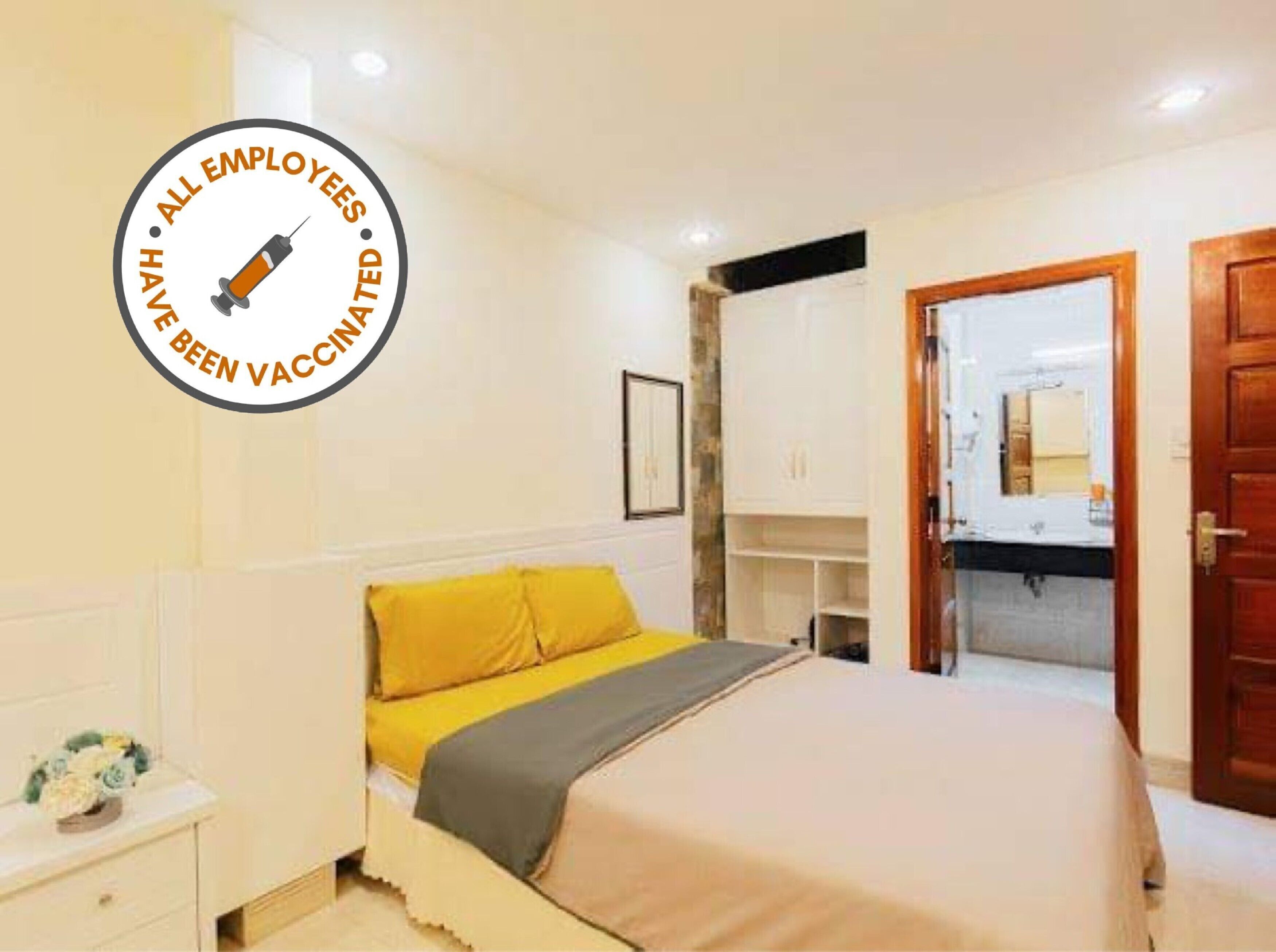 Escritorio, wifi gratis y ropa de cama 