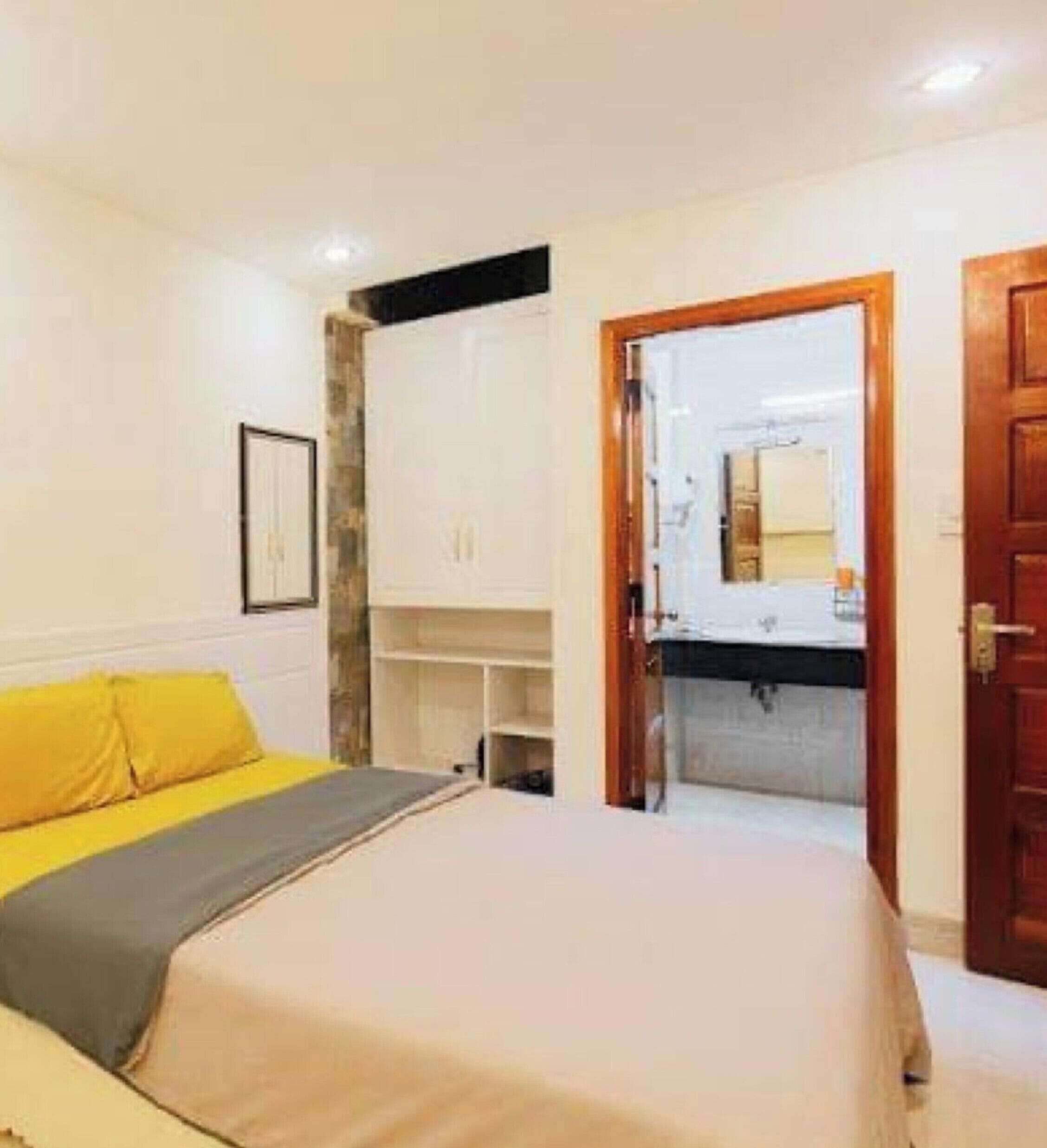 Escritorio, wifi gratis y ropa de cama 