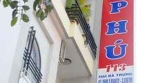 Une enseigne d’hôtel portant le nom « CAT PHU » et un numéro de téléphone.