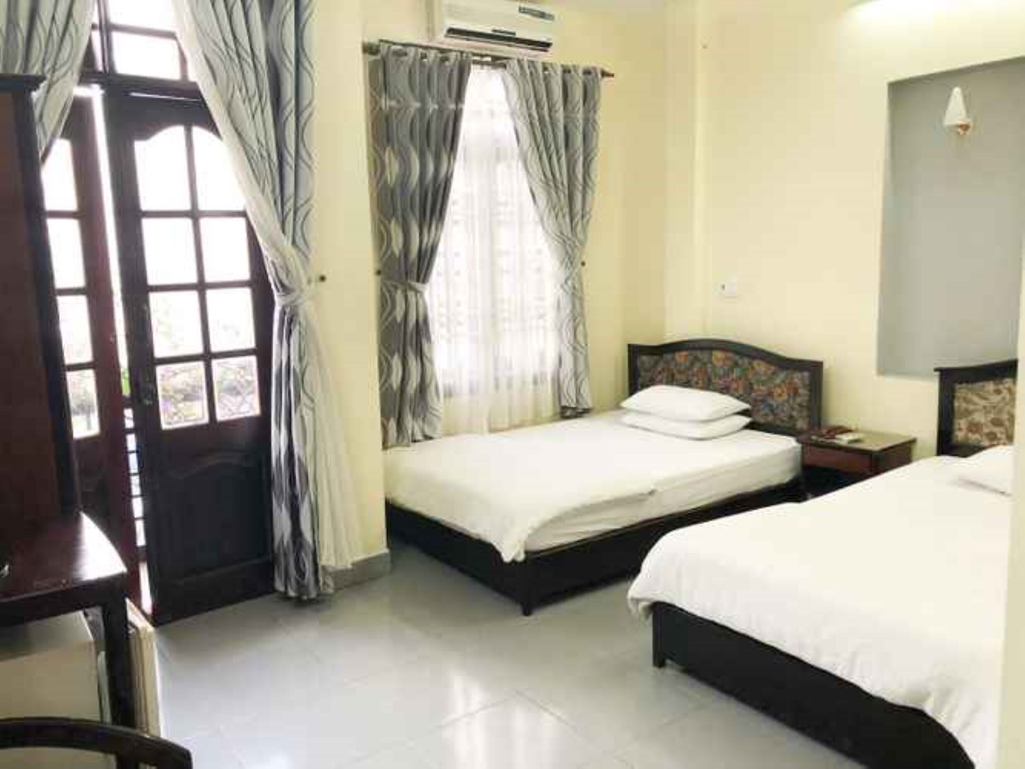 書桌、免費無線上網、床單