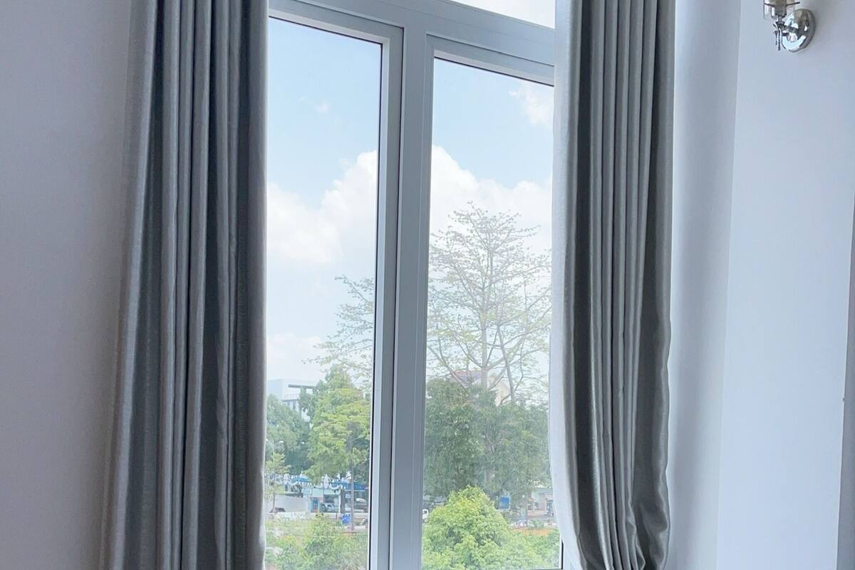 Minibar, desk, WiFi (free), bed sheets