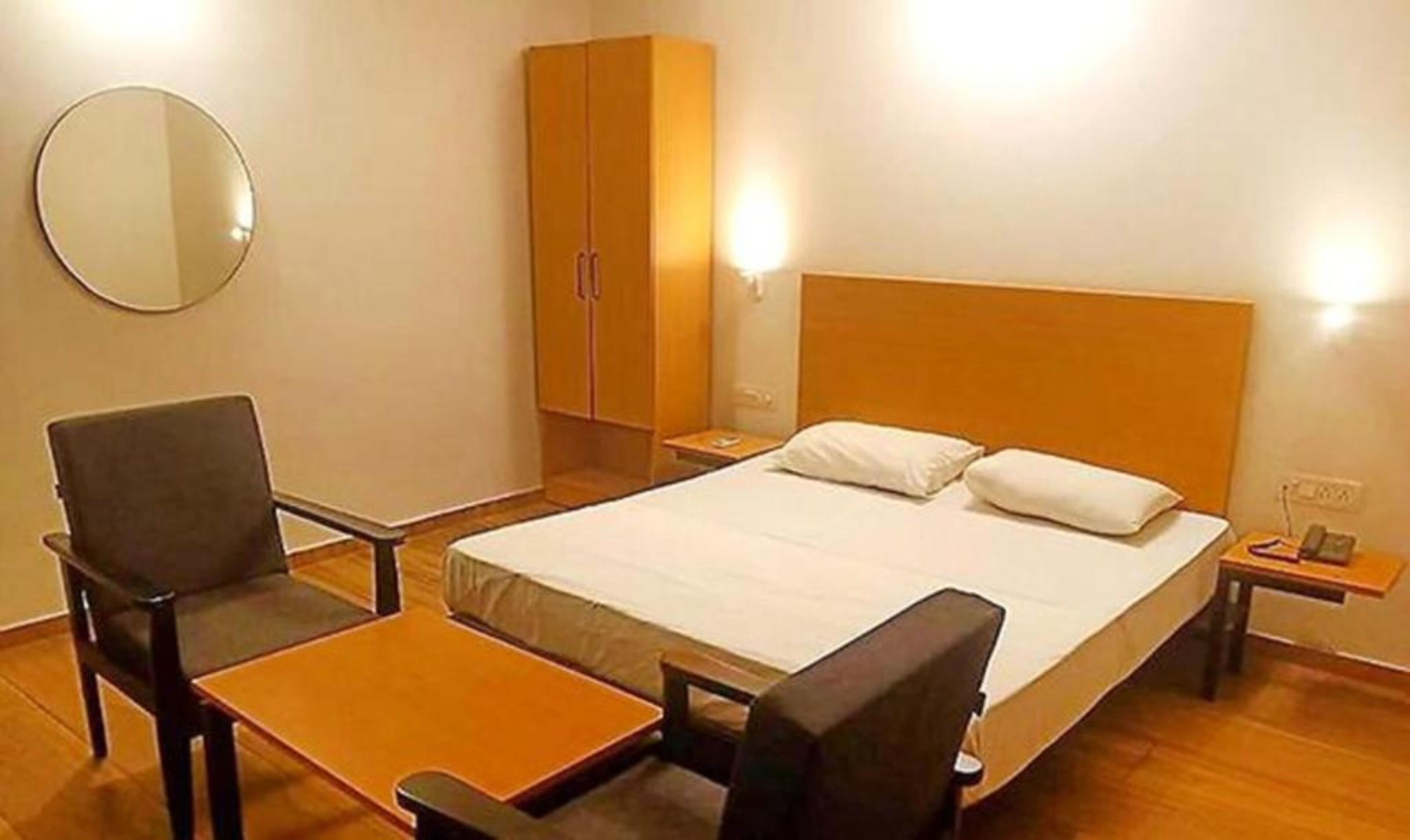 Bàn, truy cập Internet không dây miễn phí, bộ trải giường 