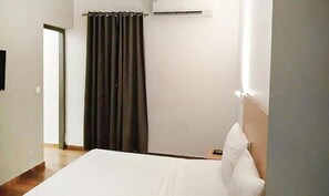 Bàn, truy cập Internet không dây miễn phí, bộ trải giường 