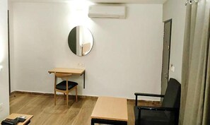 Bàn, truy cập Internet không dây miễn phí, bộ trải giường 