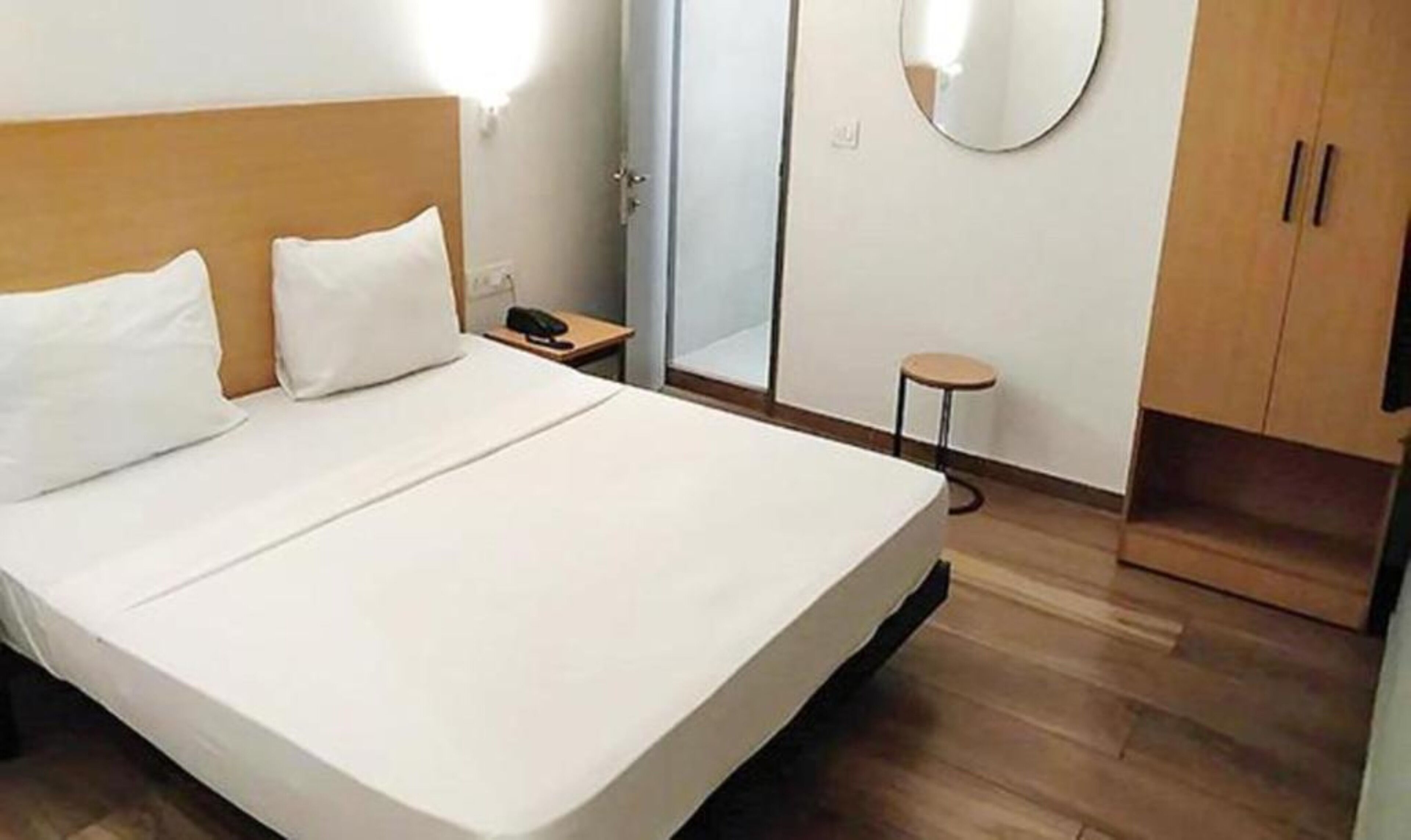 Bàn, truy cập Internet không dây miễn phí, bộ trải giường 