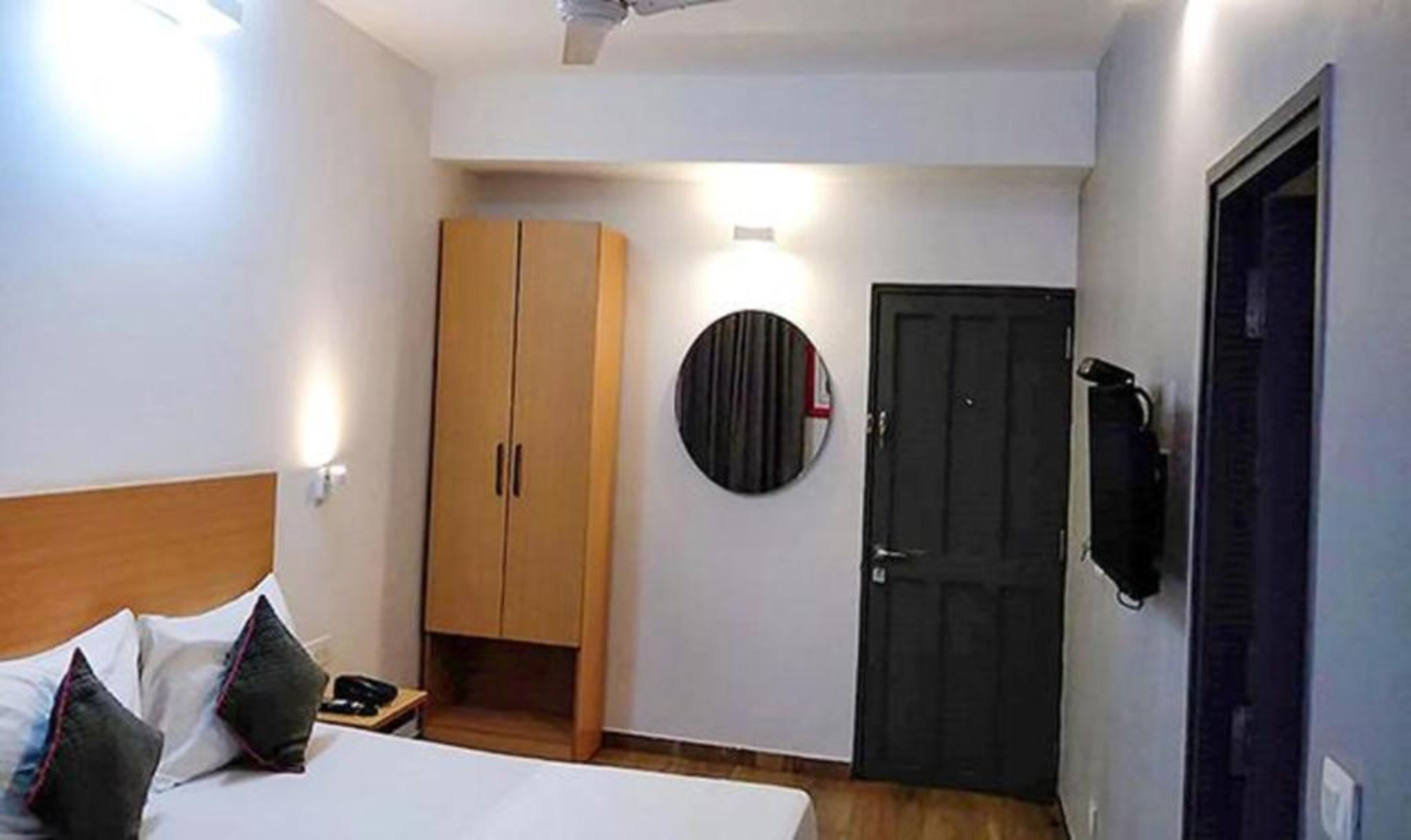 Bàn, truy cập Internet không dây miễn phí, bộ trải giường 