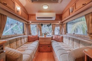 Camera (Caravan) | 1 camera, una scrivania, lenzuola