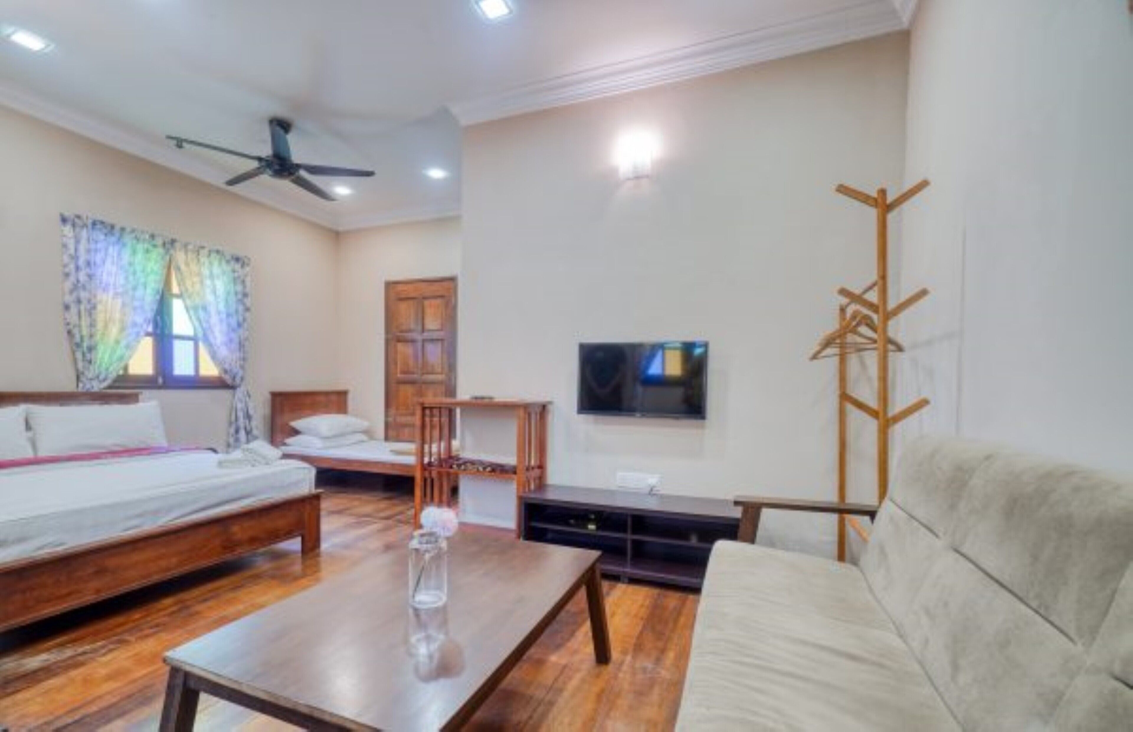 Chalet (Wooden) | 1 bilik tidur, meja, cadar katil 