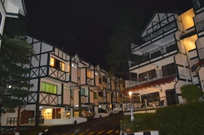 Un edificio de estilo europeo tradicional, con varios balcones y una escalera que conduce a la entrada.