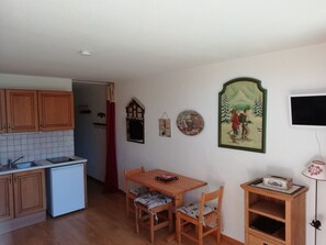 Kylskåp, mikrovågsugn, ugn och kaffe- och tebryggare