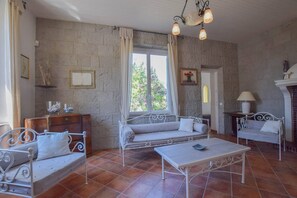 TV, fireplace, DVD player, books