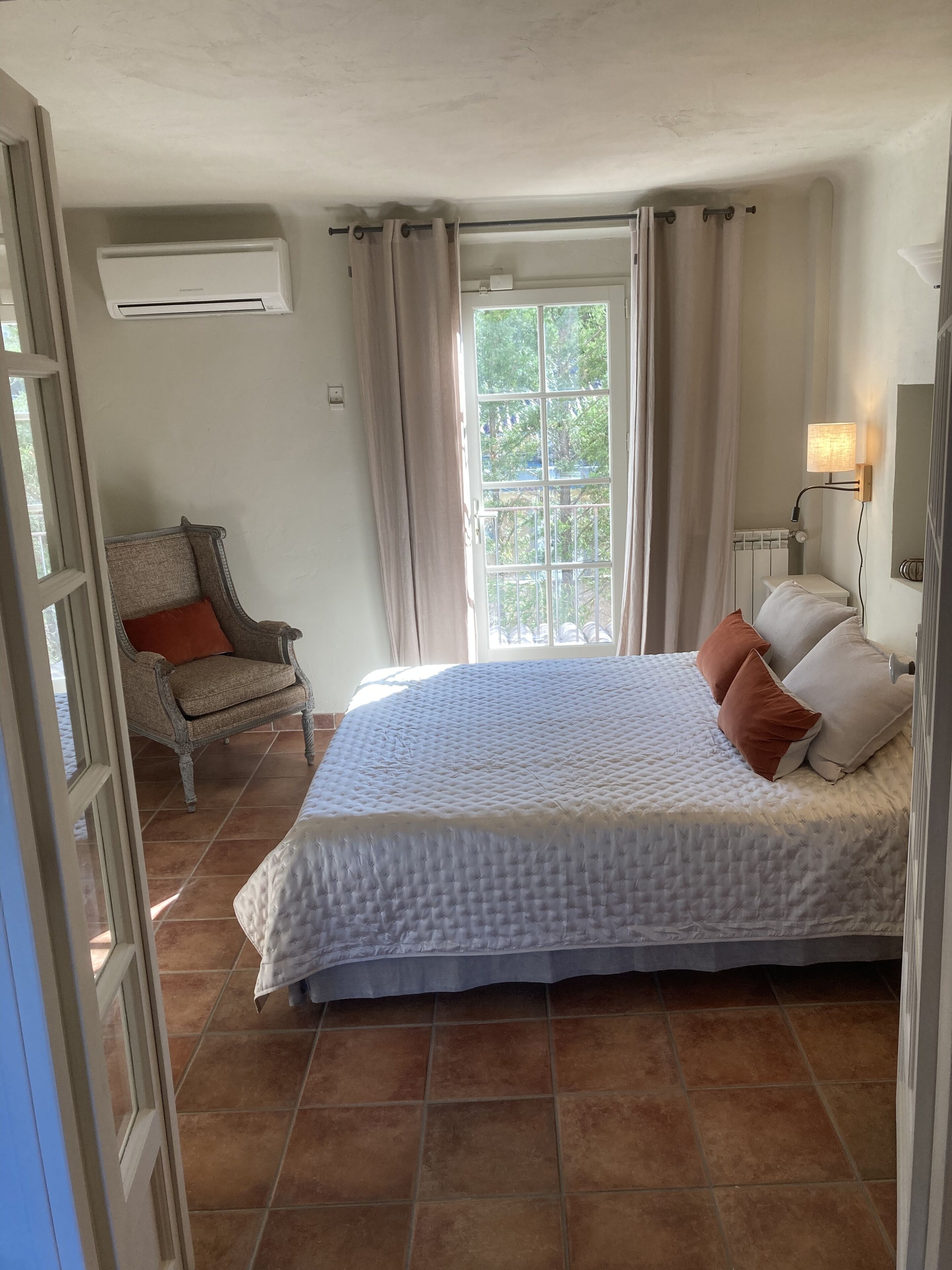 4 habitaciones, tabla de planchar con plancha y cuna de viaje 