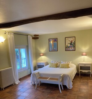 4 habitaciones, tabla de planchar con plancha y cuna de viaje
