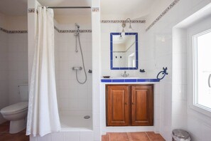 Tina con regadera, secadora de cabello, bidet, toallas 