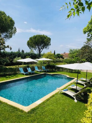 Alberca al aire libre y alberca climatizada