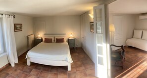 4 habitaciones, tabla de planchar con plancha y cuna de viaje 