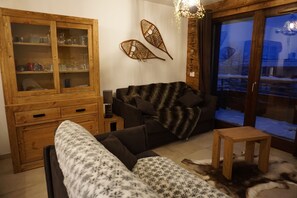 TV, DVD player, books - 6 pers- plagne center, Montblanc view, telebus base. (LA PLAGNE)