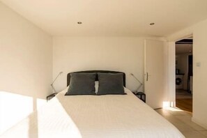 2 slaapkamers, een strijkplank/strijkijzer, gratis wifi, beddengoed