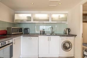 Een koelkast, een microgolfoven, een oven, een kookplaat