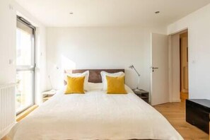 6 bedrooms, desk, iron/ironing board, cots/infant beds
