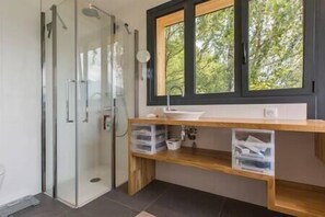 Dusche, umweltfreundliche Kosmetikartikel, Haartrockner, Handtücher