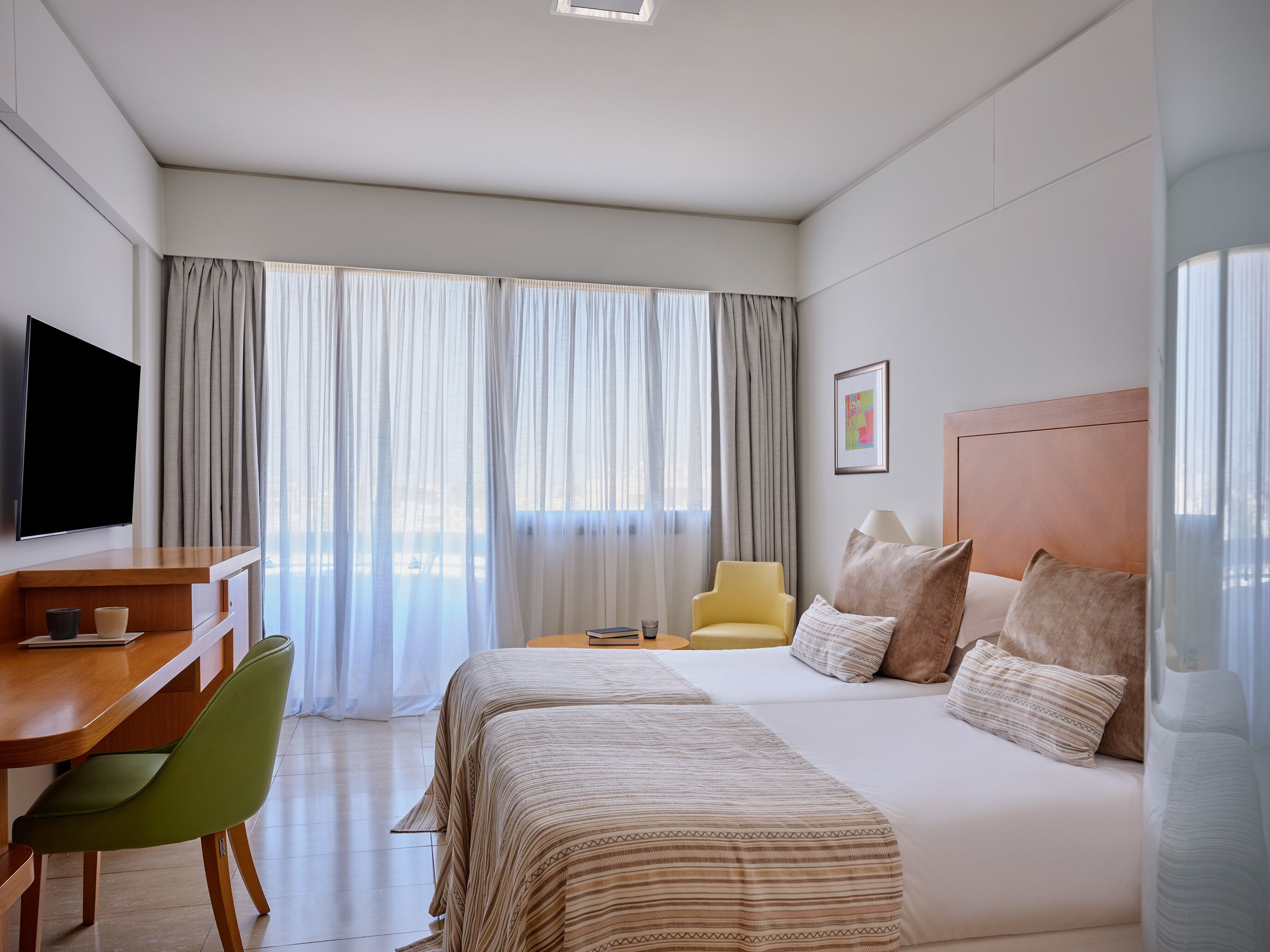 Tallelokero huoneessa, pimennysverhot, äänieristys, silitysrauta/-lauta