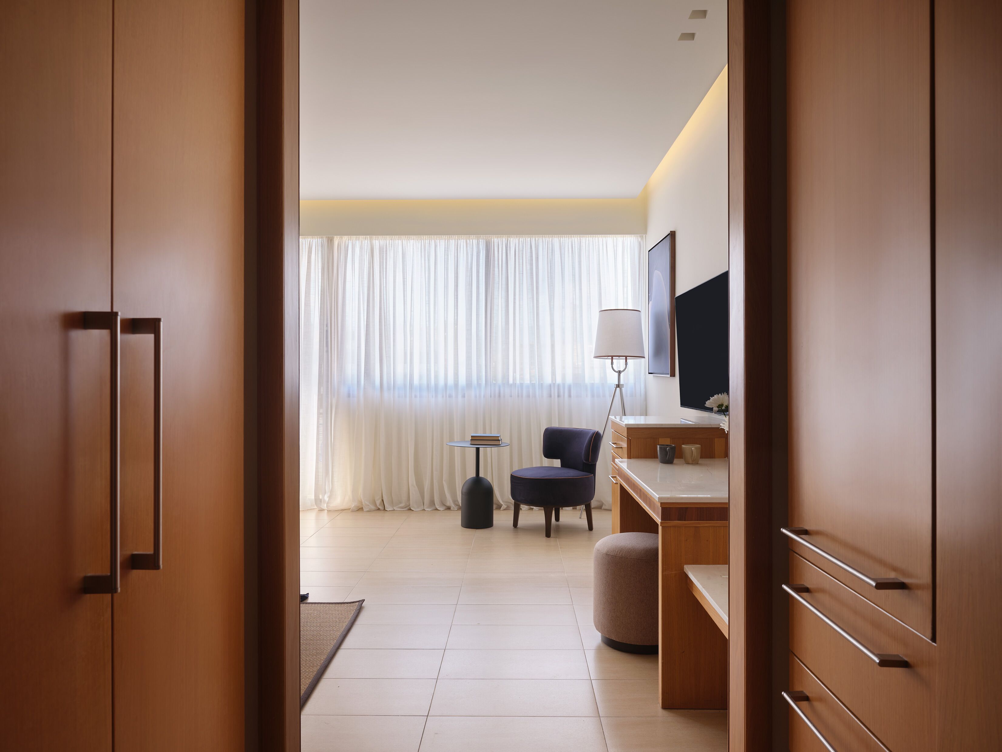 Tallelokero huoneessa, pimennysverhot, äänieristys, silitysrauta/-lauta